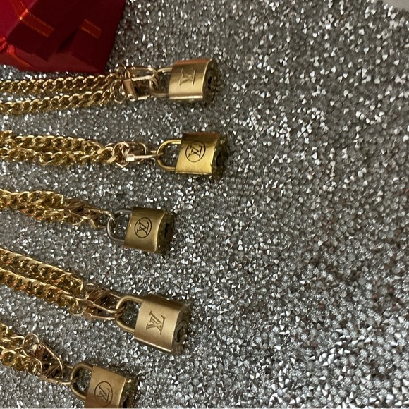 Louis Vuitton lock with unbranded chain necklace - Picture 3 of 8